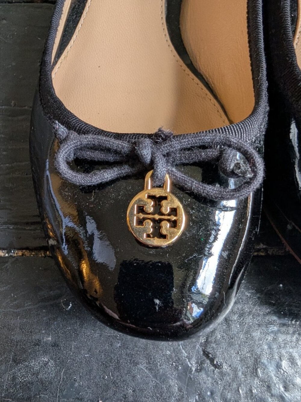 tory burch chelsea black patent leather bow logo pumps (7.5) - Picture 5 of 8